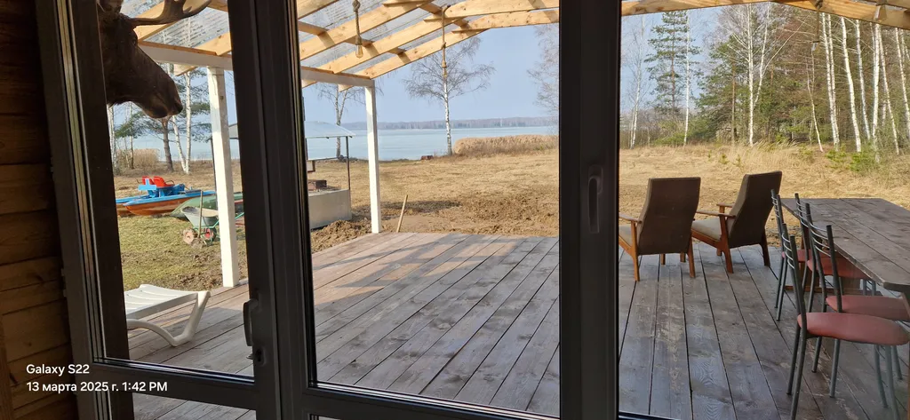 Отдельный дом на краю леса на берегу озера