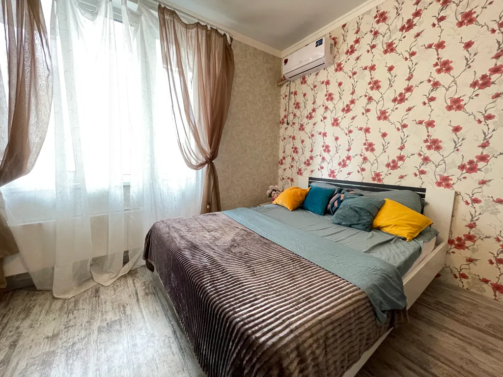 Квартира с ремонтом, кровать + диван