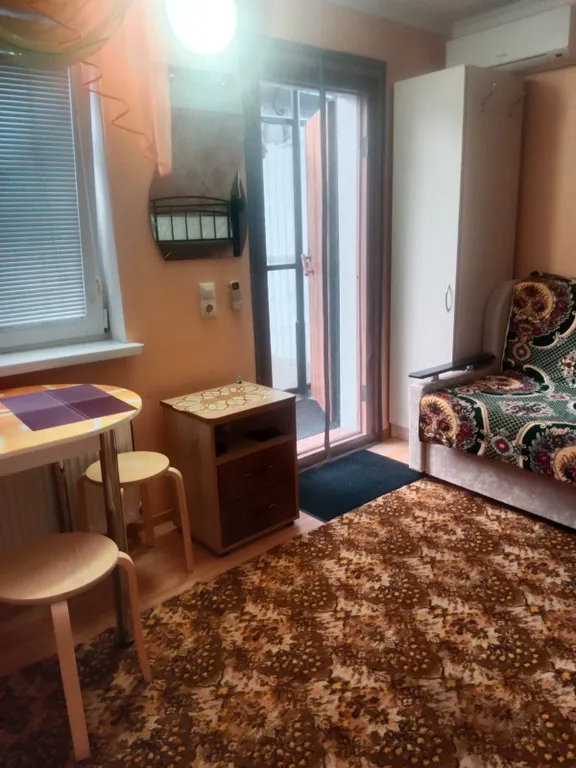 Уютная комната-студия в центре города с цветущим двориком с фонтанчиками