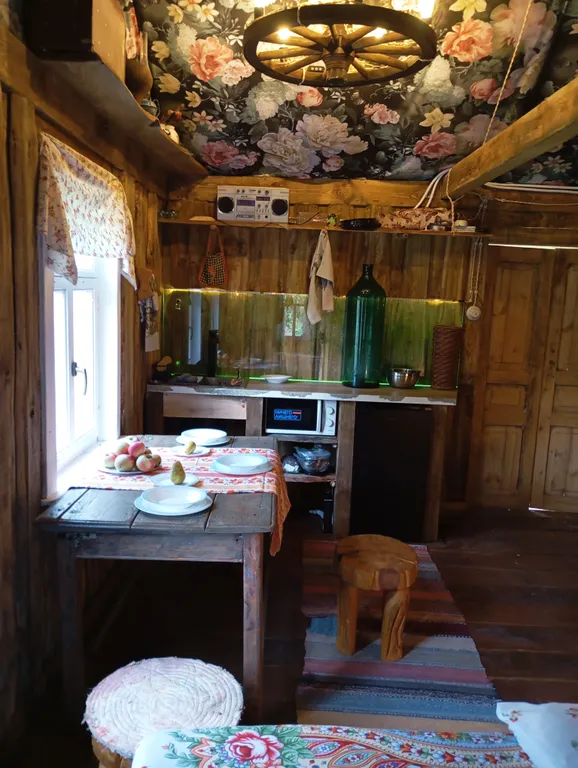 Изба с уютом детства, деревенский дом с баней и русским бытом