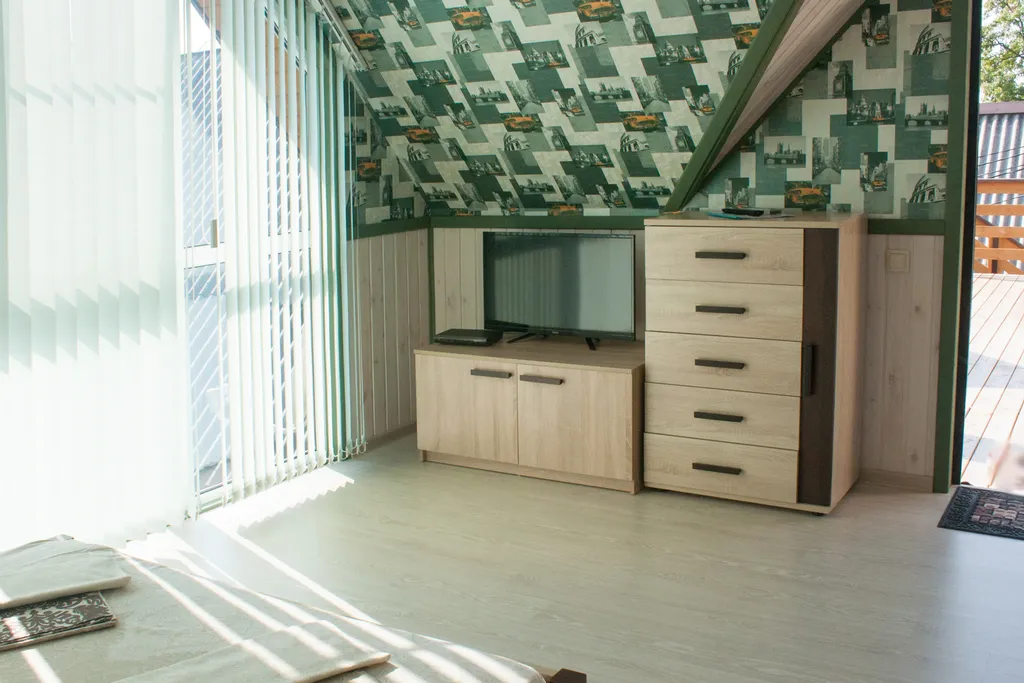 Номер кухонным уголком, просторной террасой и видом на море