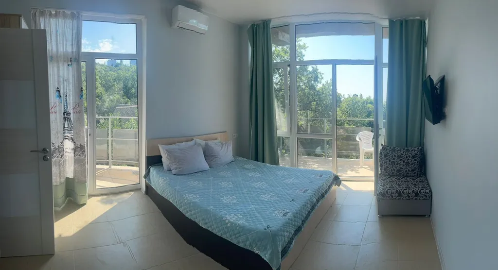 Улучшенная трёхместная студия с видом на море с балкона