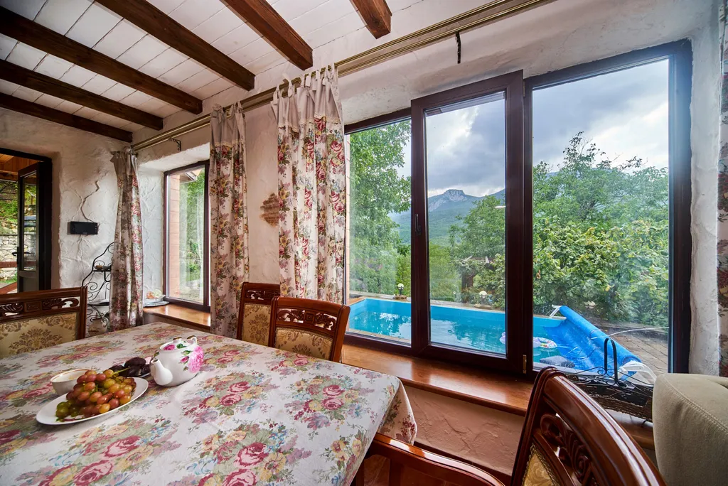 Дом в альпийском стиле в видом на горы