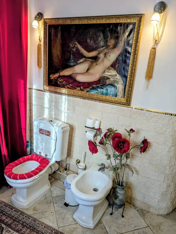 Большой красивый дом с камином в лесу