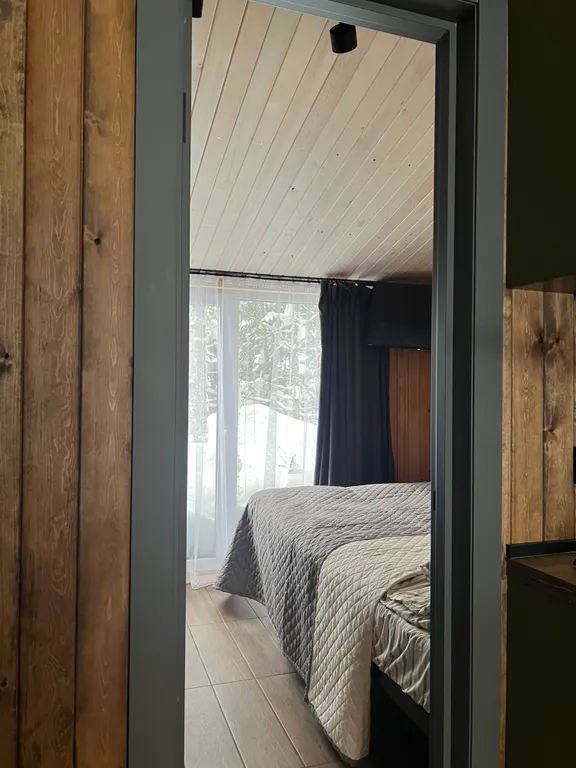 Коттедж Дизайнерский дом в лесу с одной спальней — Шерегеш