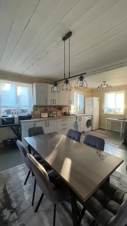 Загородный дом у красивого озера