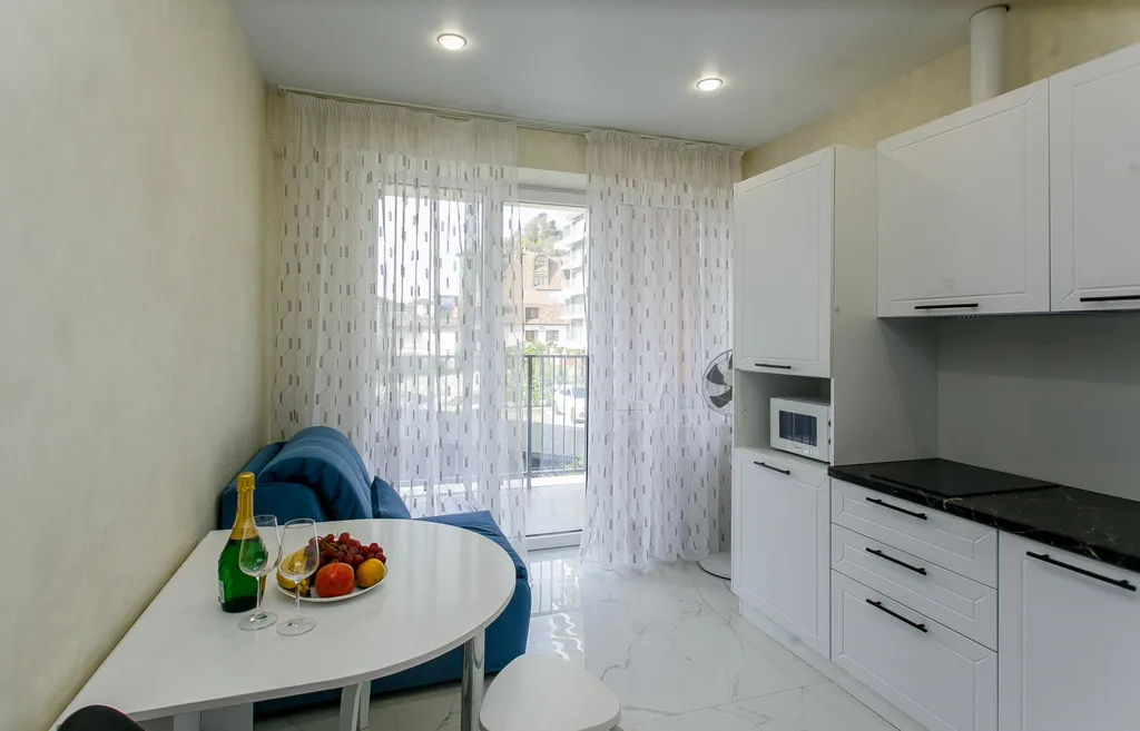 Светлые апартаменты с двумя спальнями и балконом с качелью