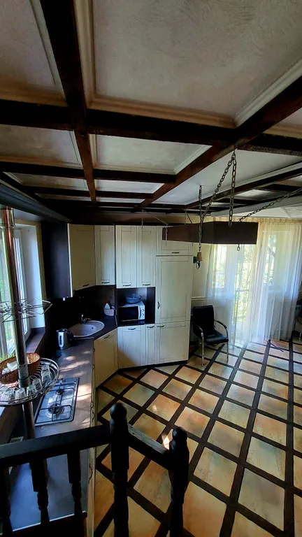 Дом с шикарной беседкой на озере