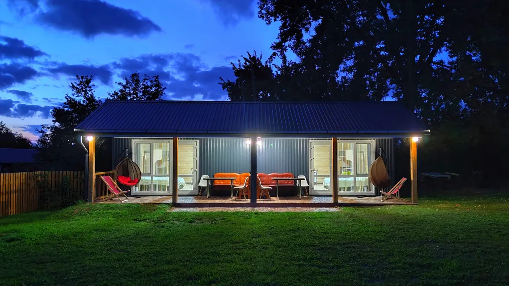 Фиолетовая студия делюкс с собственной террасой и отдельным входом