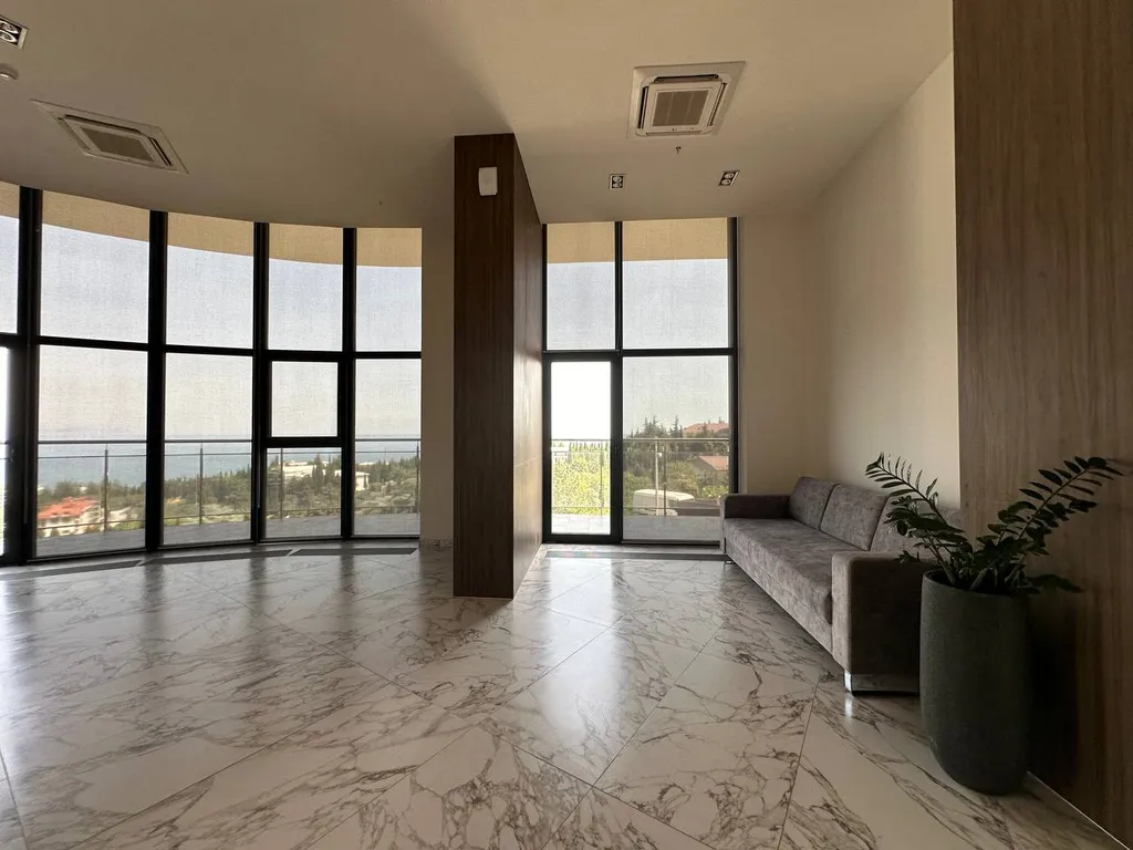 Апартаменты с видом на море и горы в доме бизнес класса