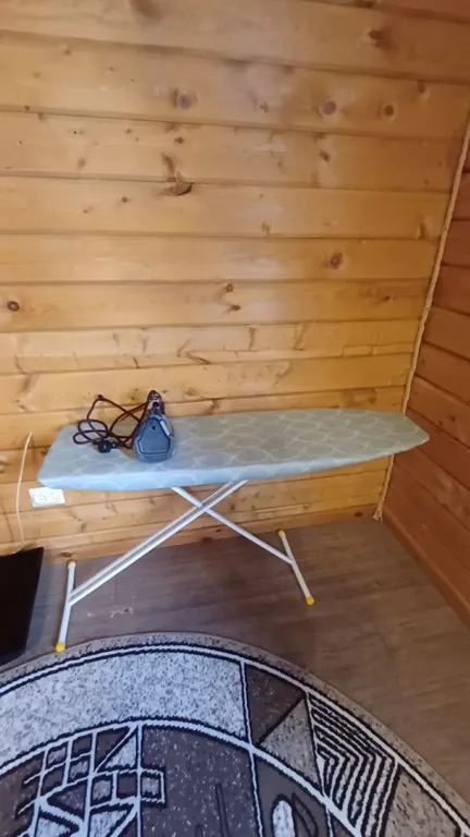 Деревянный дом в горах с видом на море