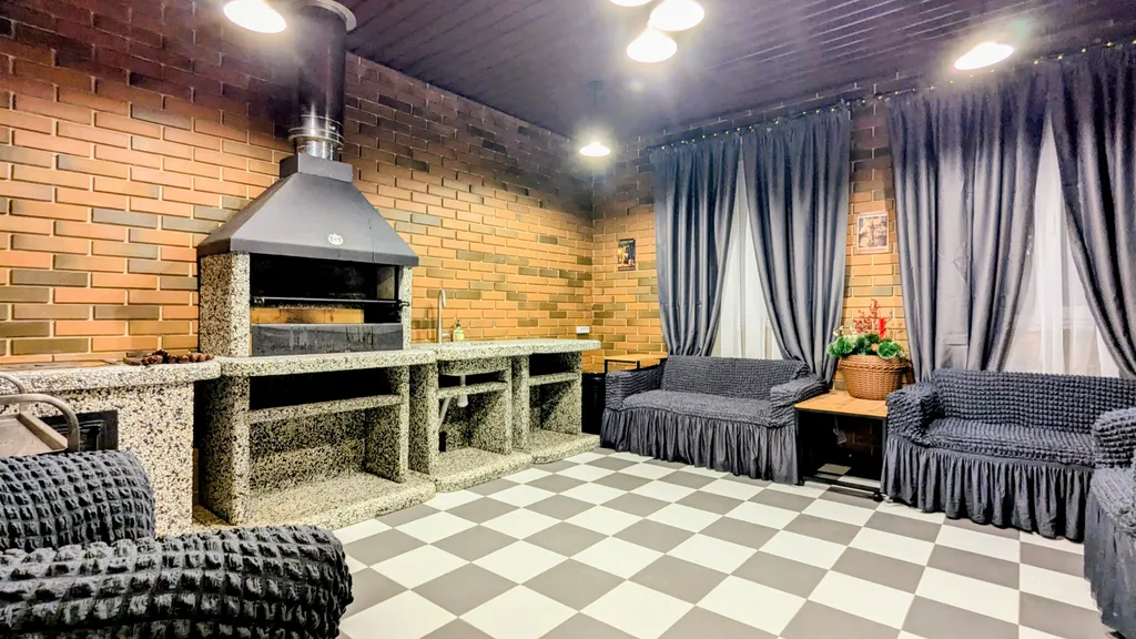 Дом с бассейном, сауной и бильярдом