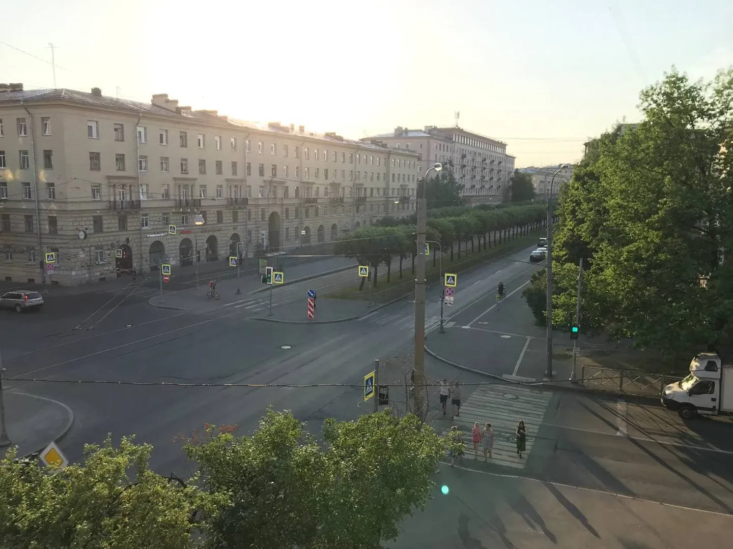Если выглянуть из окна комнаты, можно увидеть перекресток ул. Таллинская и Новочеркасского проспекта (ст.м.Новочеркасская в зоне прямой видимости — за вторым зданием прямо)