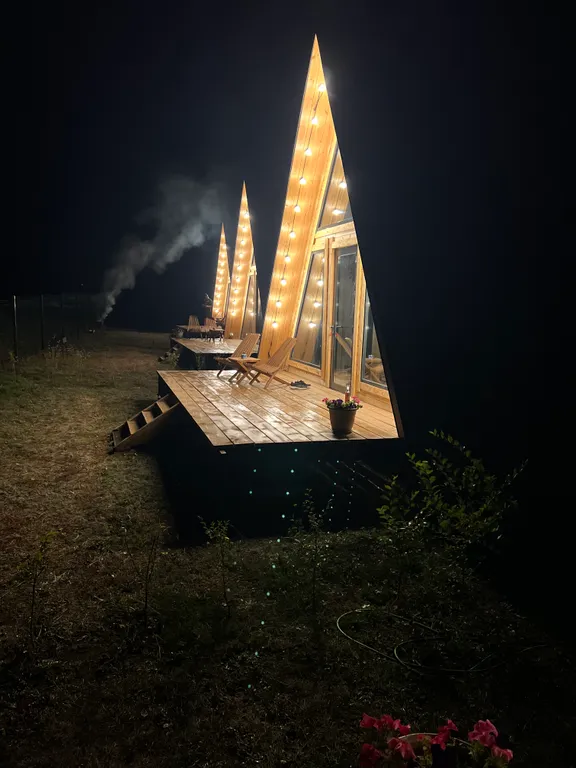 Треугольный дом на берегу реки