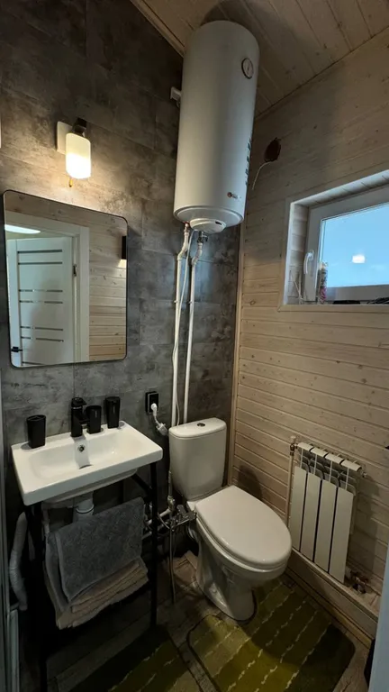 Современная студия на берегу реки