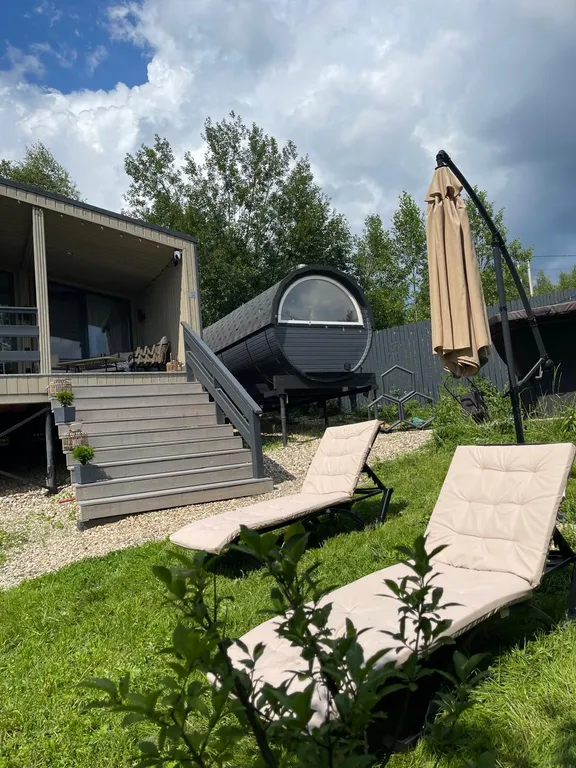 Дом на холме у леса