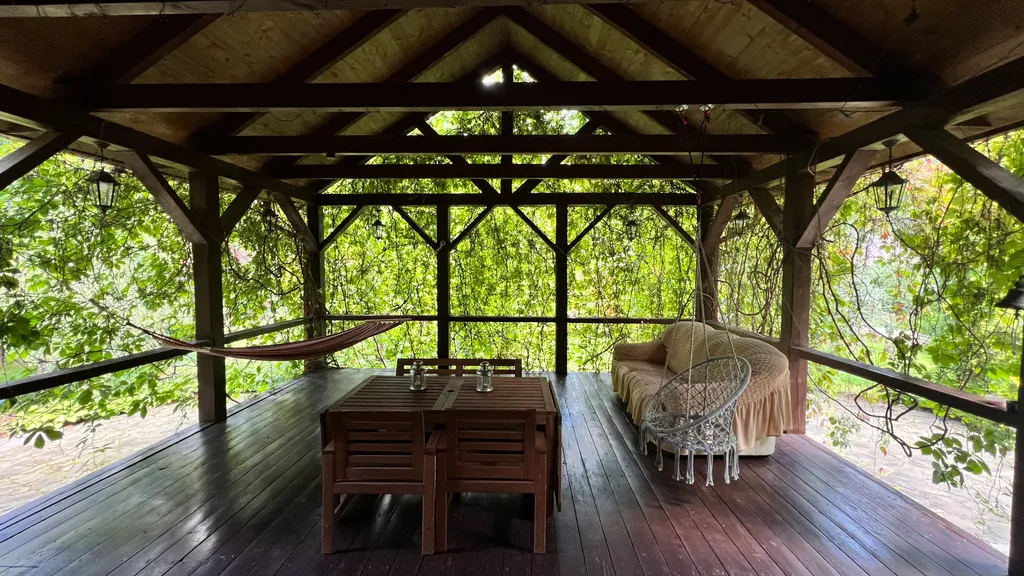 Уединённый хутор в лесу у реки с баней и камином