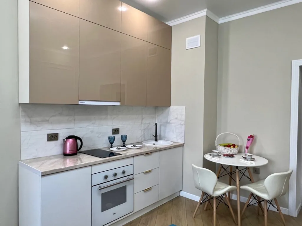 Шикарный вип с дизайнерским ремонтом в центре Алматы