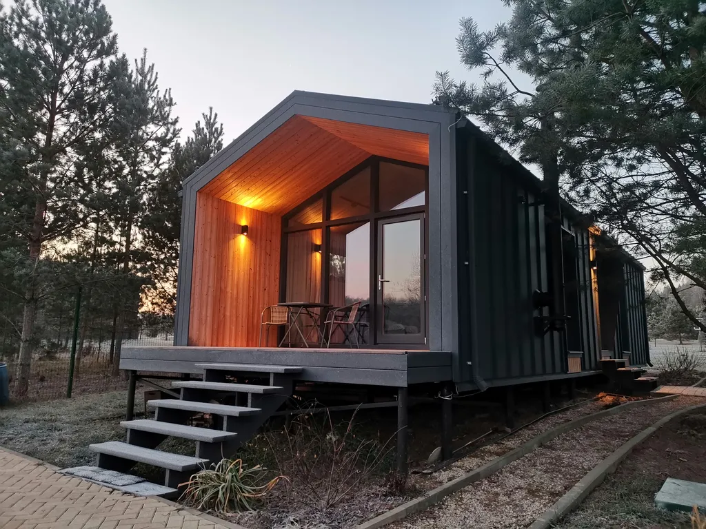 Современный уютный домик с камином на берегу реки Оки