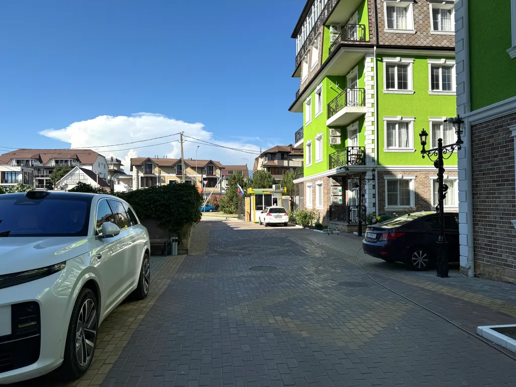 Евродвухкомнатный апартамент с балконом на первой линии