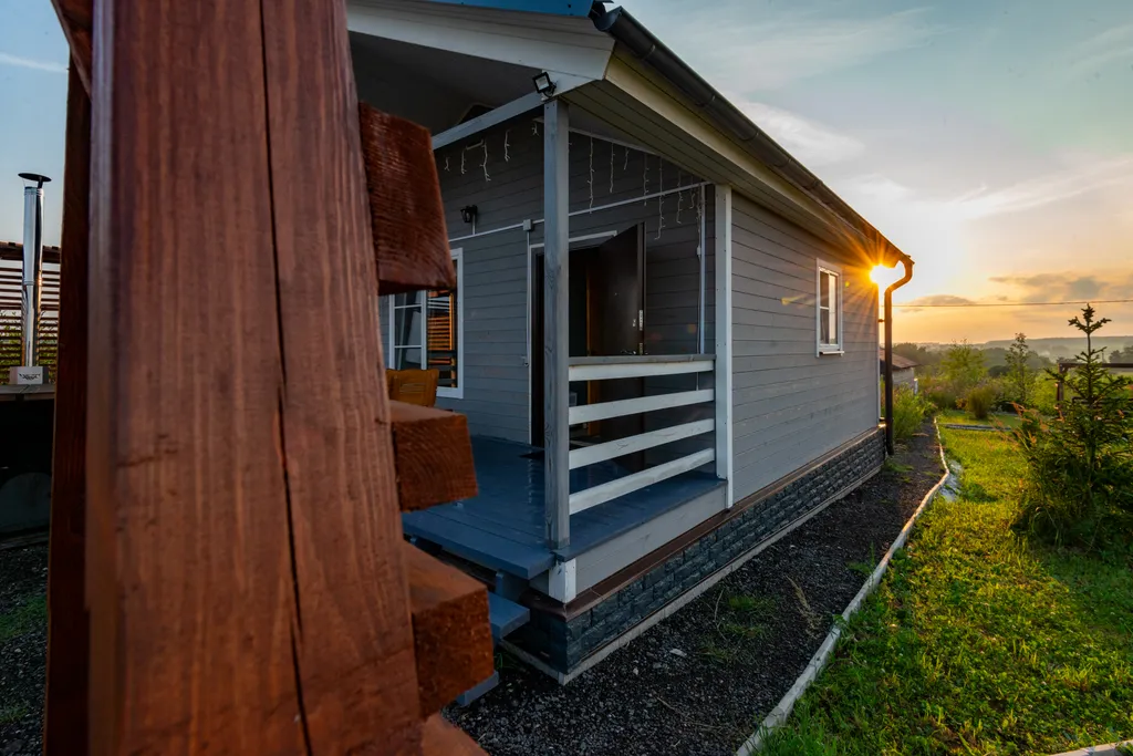 Дом на берегу реки с банным чаном