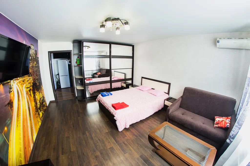 Апартаменты возле ТЦ Триумф с балконом