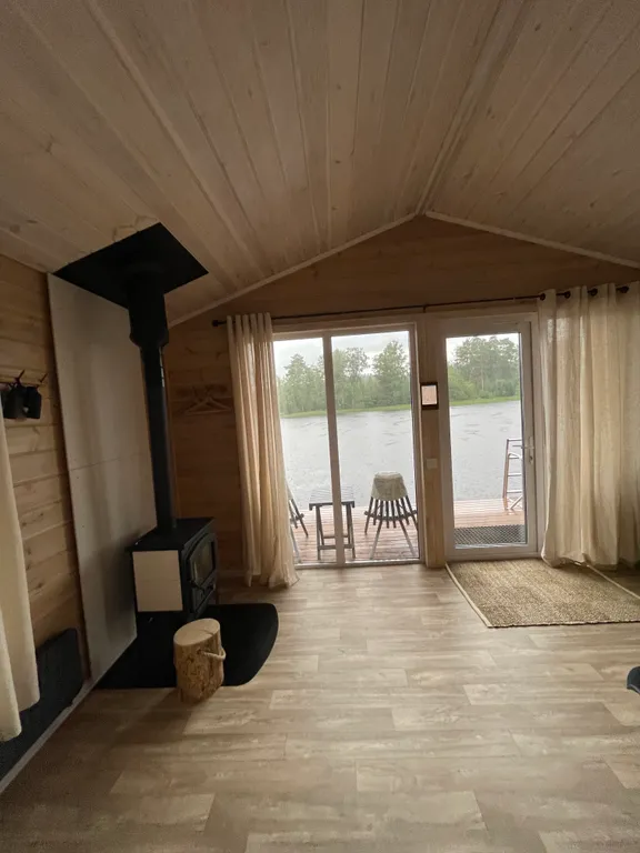 Дом на берегу реки, заснеженный лес, хаусбот