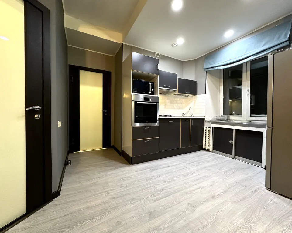 Двухкомнатная студия. Идеальная локация. Парковка во дворе.