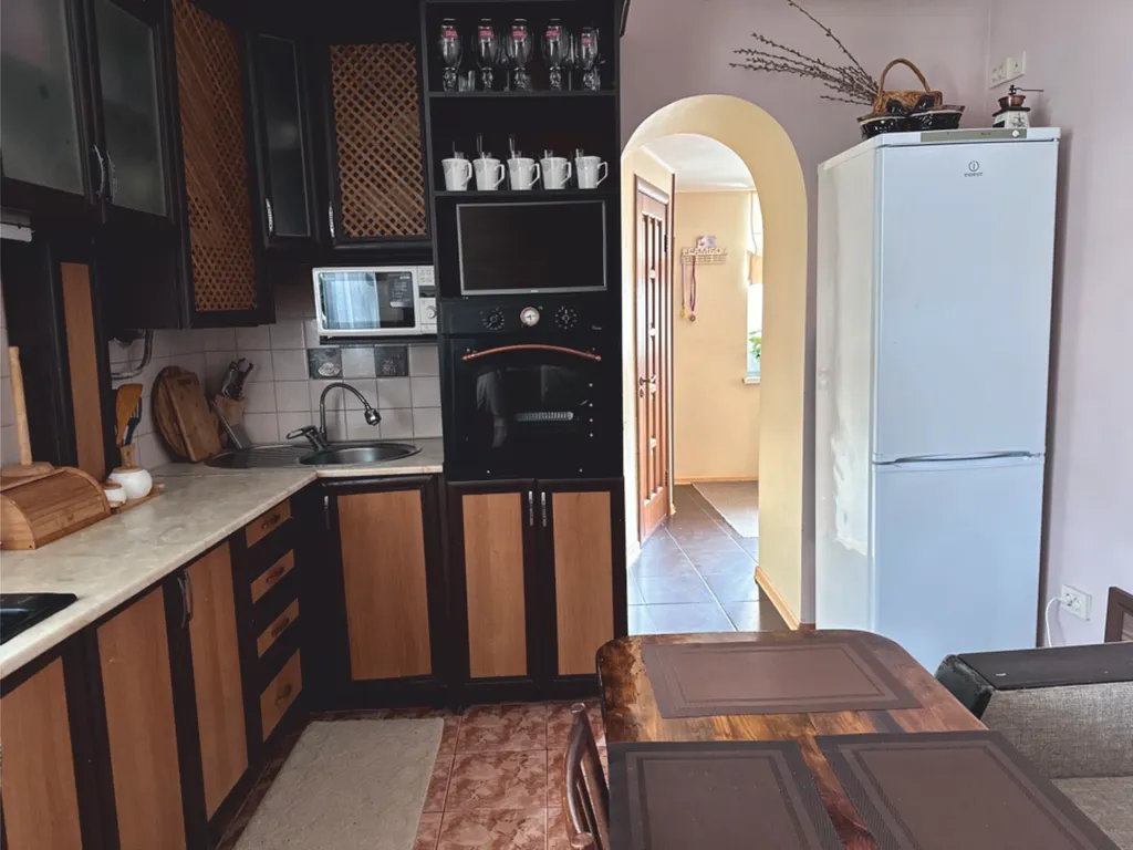 Уютный дом с отдельным двором, зоной барбекю и парковочным местом