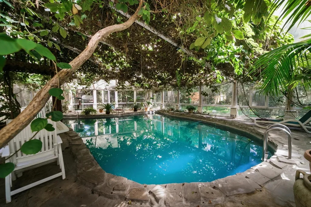 Коттедж Дом с тропическим бассейном, сауной и каминами — Московский