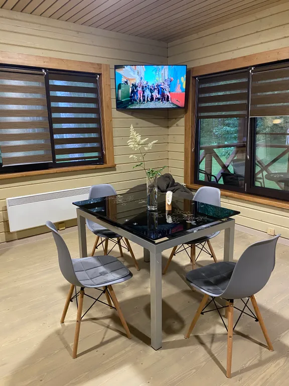 Уютный домик в лесу около реки