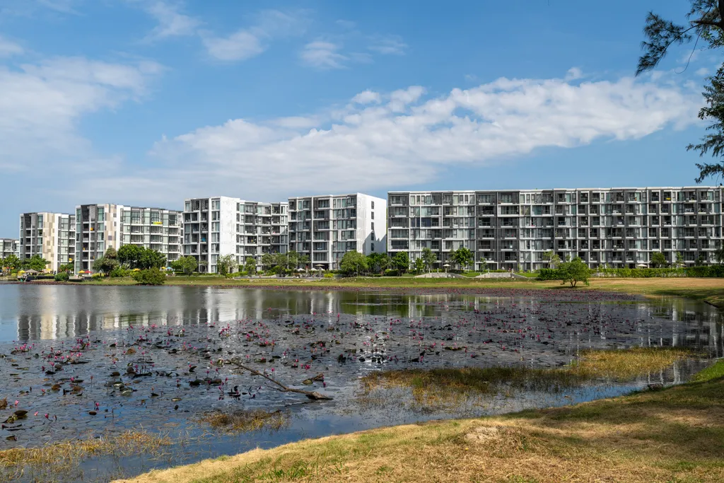 Две спальни с видом на озеро и море