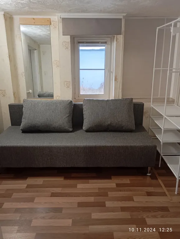 Благоустроенный дом на берегу с баней и катером