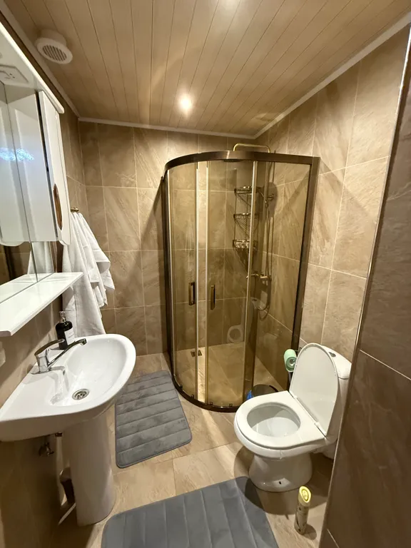 Двухэтажный дом из сруба а Теберде с баней с видом на горы и реку