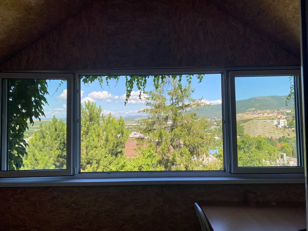 Уютный номер с видом на горы