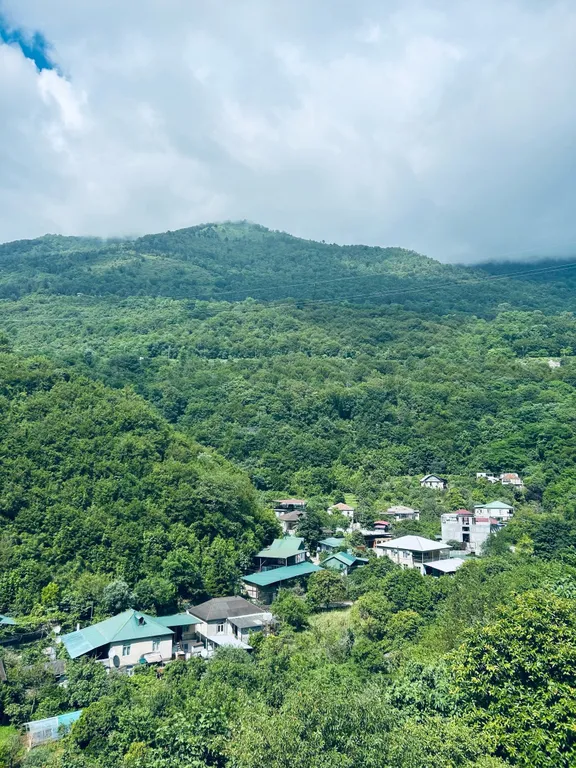 Уютная комната с видом на горы