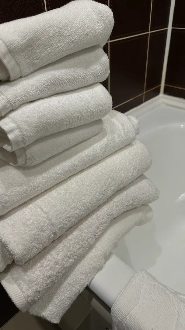 Включено: комплект из двух полотенец для каждого гостя, коврик полотенце для ног