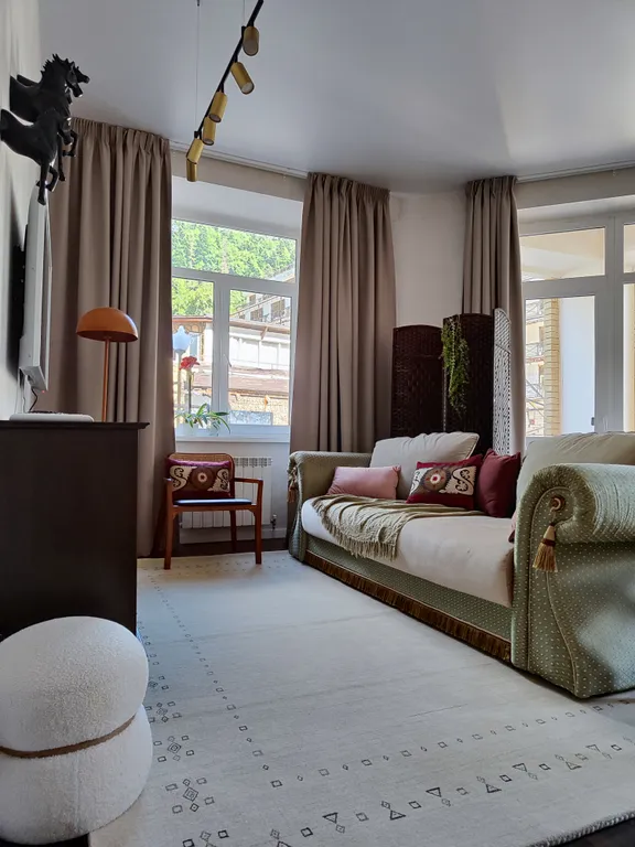 Трёхкомнатная квартира с элементами колониального стиля у подъемника