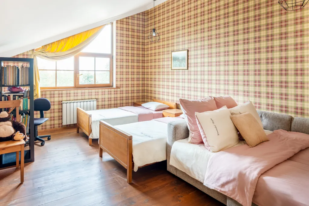 Белый коттедж с баней и бассейном рядом с озером