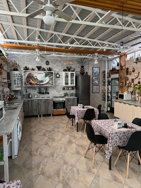 Домик с двуспальной кроватью и террасой