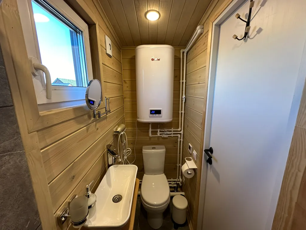 Современный дом на самом берегу реки