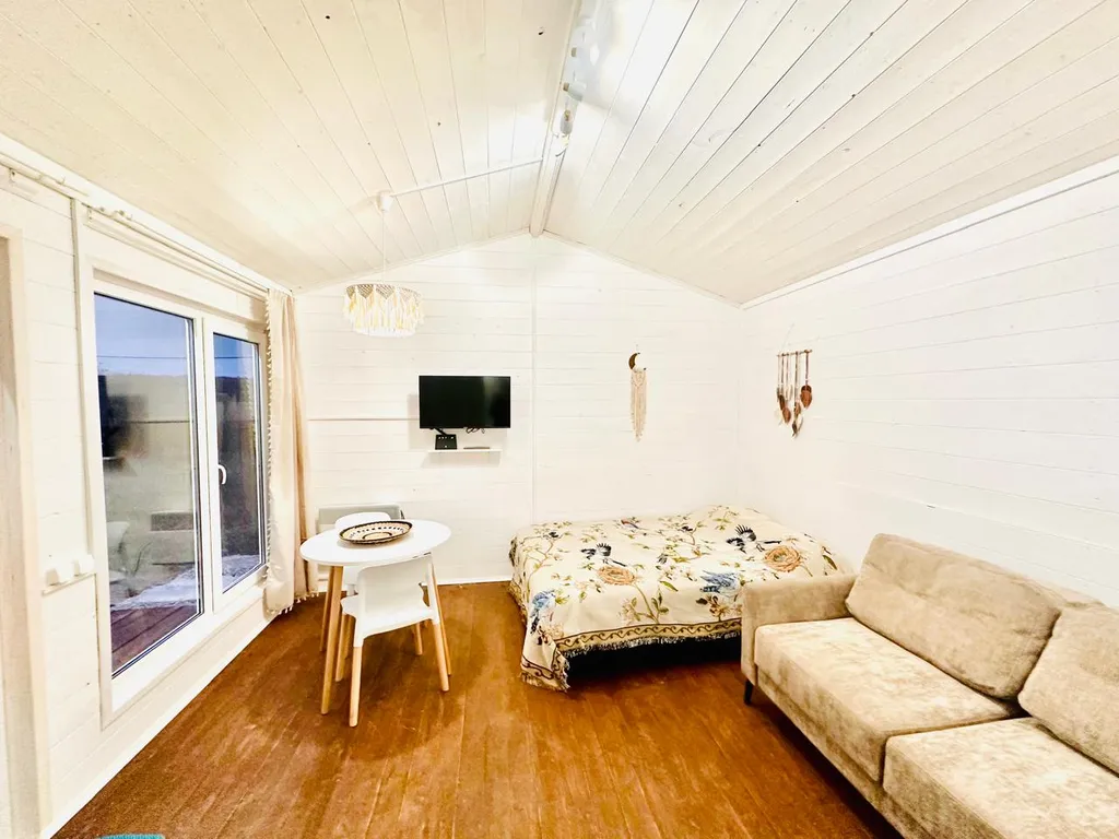 Амбаркаса iva - дом с ванной у окна