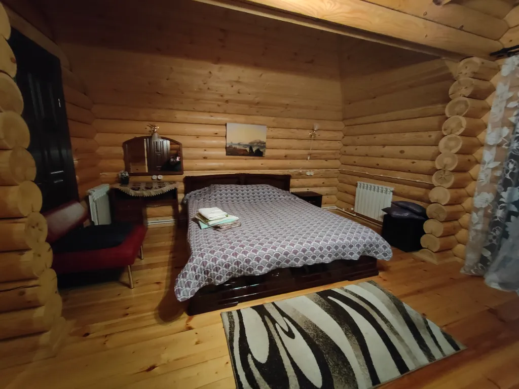 Деревянный коттедж с озером в горах