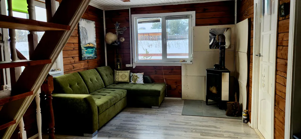 Коттедж на берегу реки с видом на сосновый лес