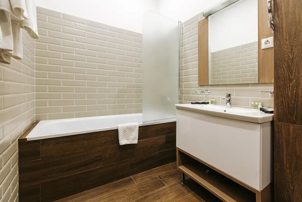 Номер люкс с двуспальной кроватью и диваном