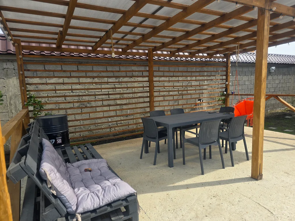 Дом коттедж в городе (в черте)