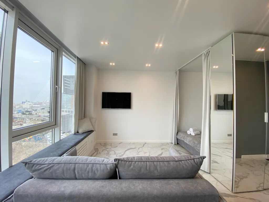 Прекрасная светлая студия у бухты Золотой рог