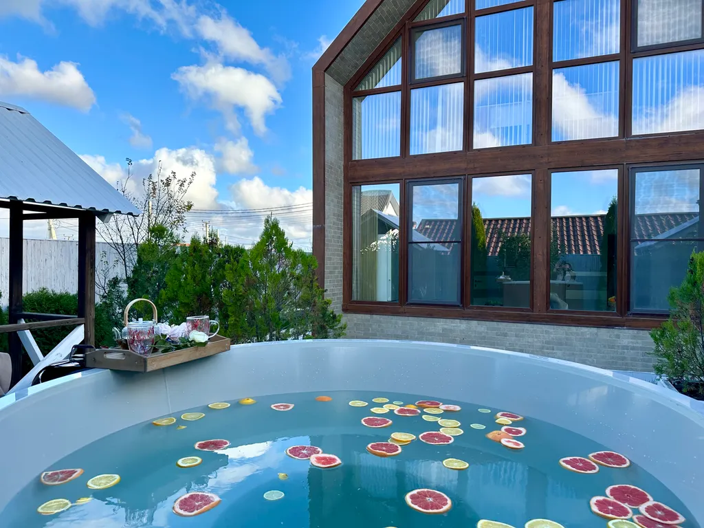 Уютный дом с большим витражным остеклением и подогреваемой купелью