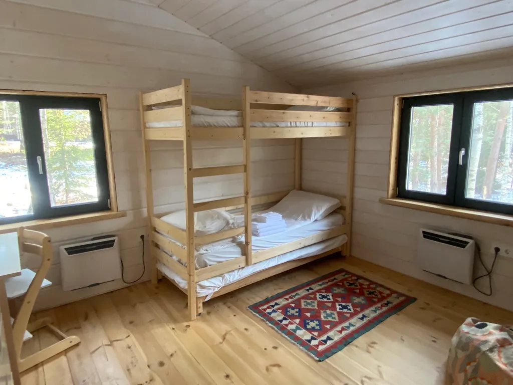 Уютный дом в лесу