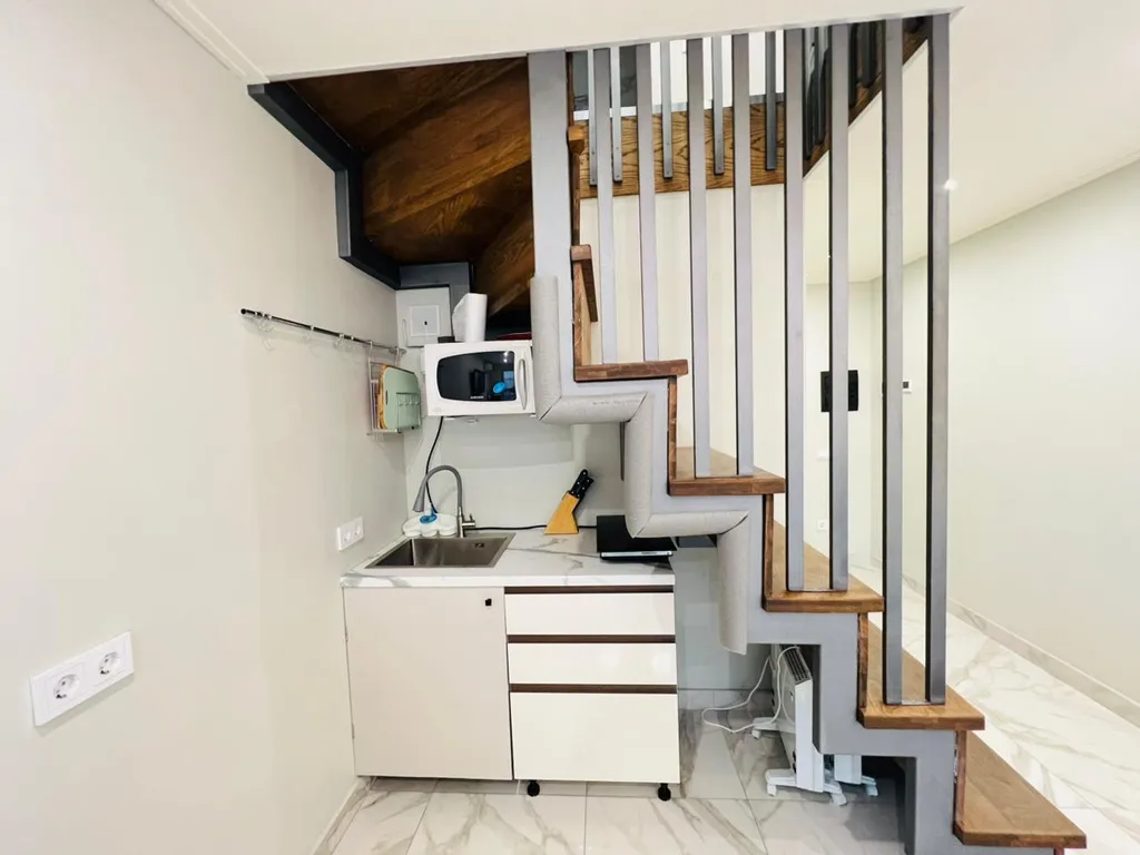 Двухуровневая квартира с бассейном на территории